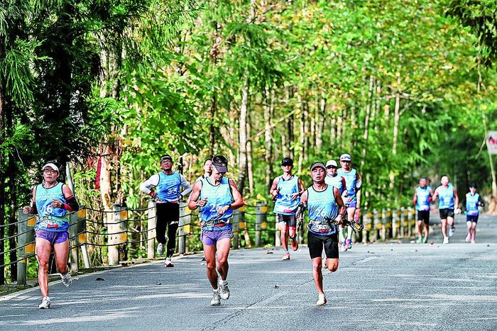 球王会体育首页-越野跑、速降、漂流、穿越洞穴…… 40支队伍展开207公里极限角逐